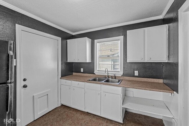 Building Photo - 2400 Broadway Dr