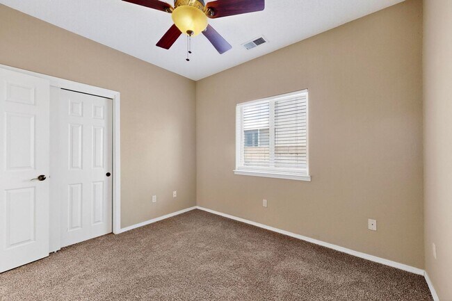 Building Photo - SE Rio Rancho 3 Bedroom  2 bath  2 car garage