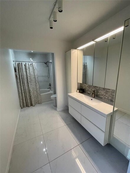 Building Photo - 89 Regency Rd