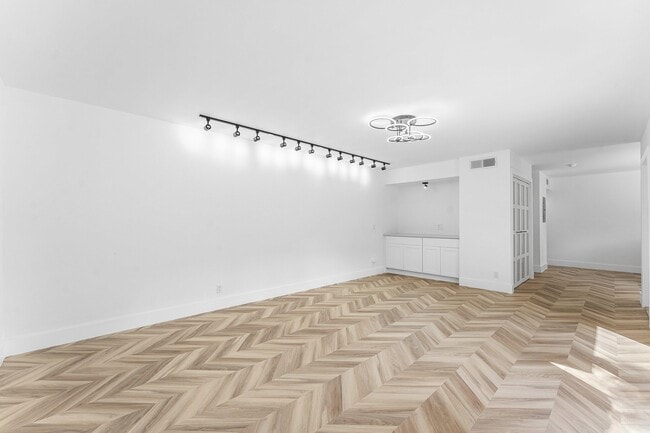 Building Photo - 3007 San Clara Dr