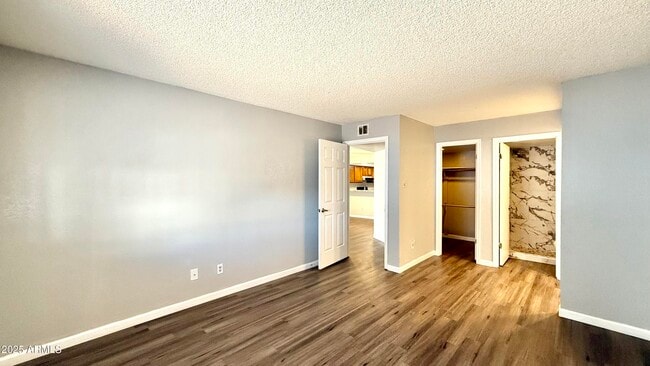 Building Photo - 2121 W Union Hills Dr