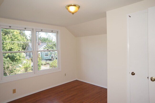 Building Photo - NE Portland 3 bedroom Rose City Park