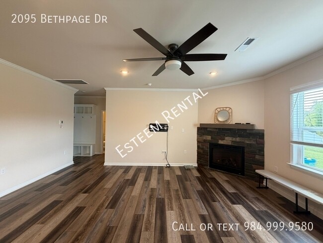 Building Photo - 2095 Bethpage Dr