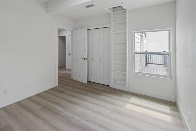Building Photo - 3232 W Oakellar Ave
