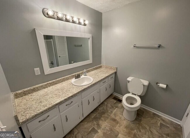 Building Photo - 19 Oak Hill Dr