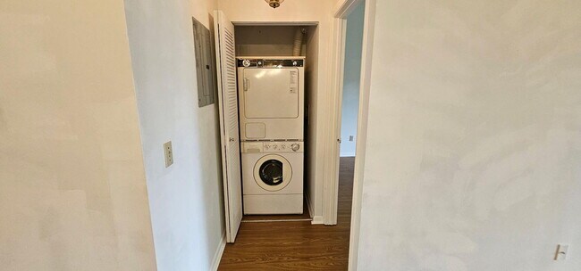 Building Photo - 7879 Willow Spring Dr