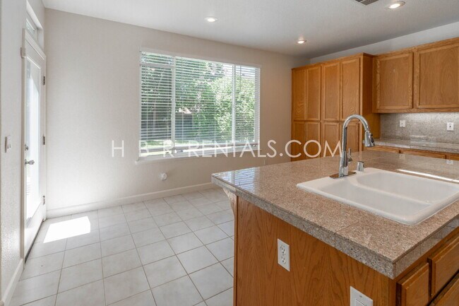 Building Photo - 483 Summer Ln