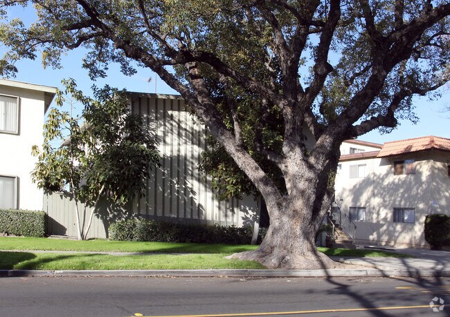 Building Photo - Pickering Apts