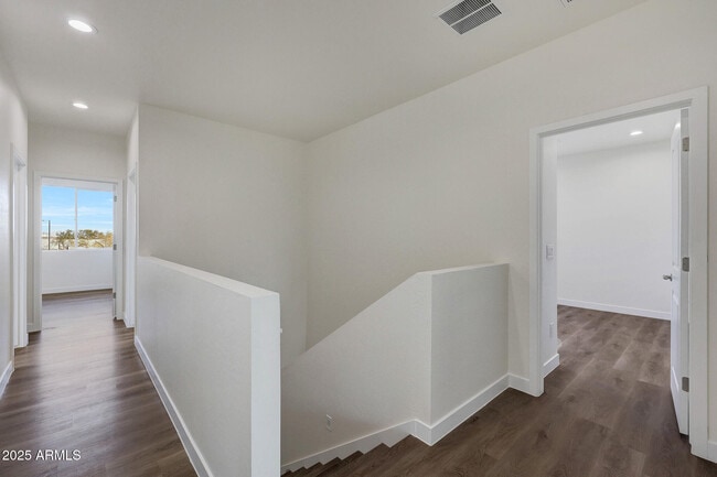Building Photo - 921 E Desert Ln
