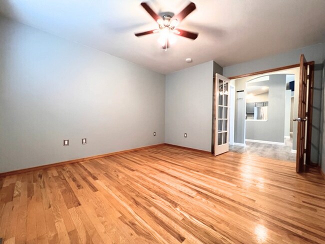 Building Photo - 1132 N Maple Creek Ave