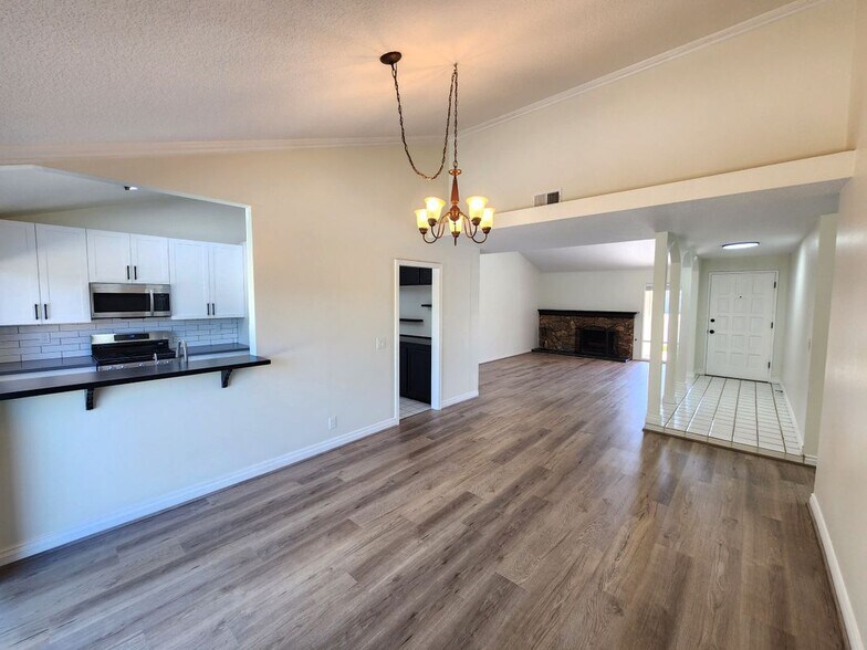 Building Photo - 80 N Lucas Ct