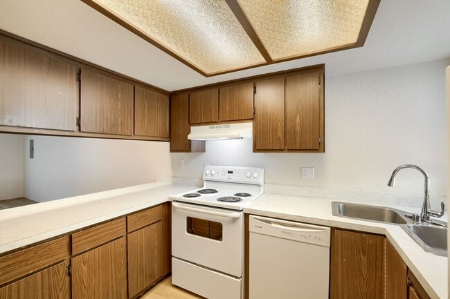 Building Photo - 6931 Rainier Dr