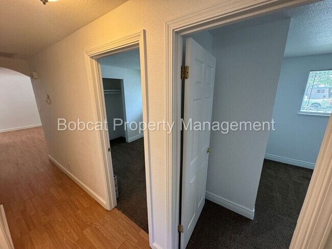 Building Photo - 700 Cottonwood Dr