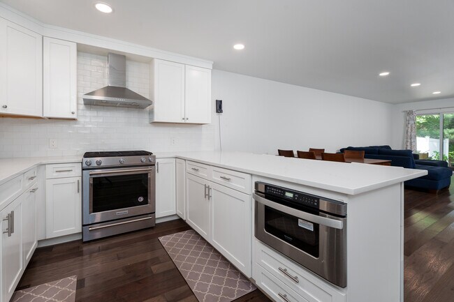 Building Photo - 211 Ross Stevenson Cir