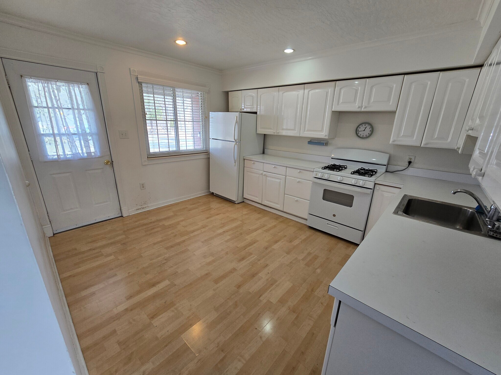 Building Photo - 935 E Huron River Dr