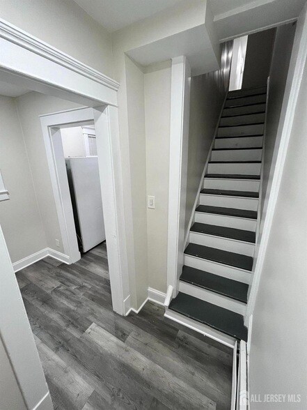 Building Photo - 28 Victoria Ave