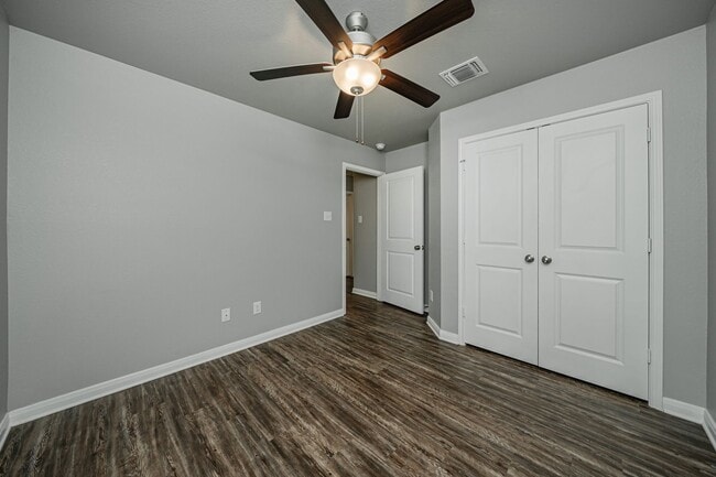 Building Photo - 525 Fallbrook Dr