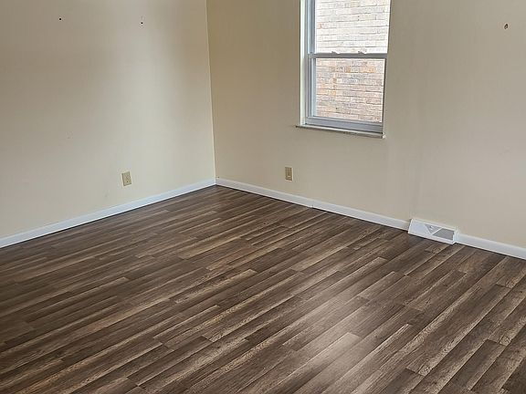 Building Photo - Remodeled master suite