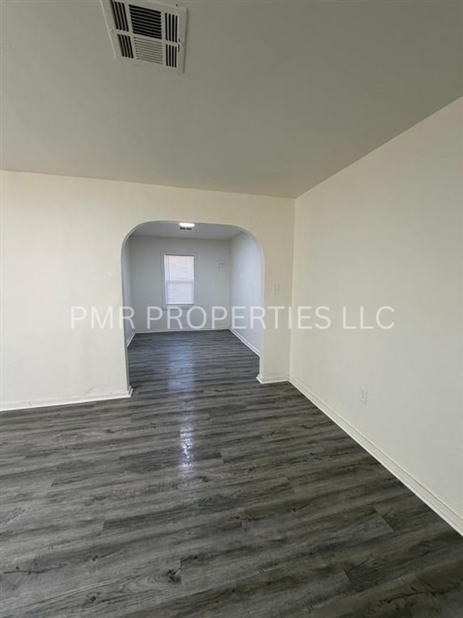 Building Photo - 2 Bedroom /1 Bathroom- House