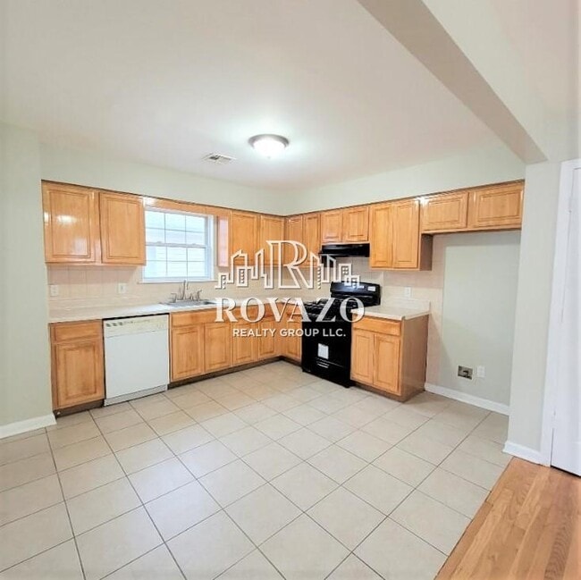 Building Photo - 82 Hawthorne Ave