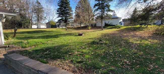 Building Photo - Available August 1st - 3 Bed Home in Cloqu...