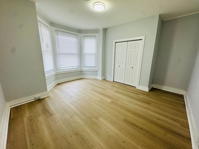 Building Photo - Remodeled 4bd/1.5 bath House with Rear yar...