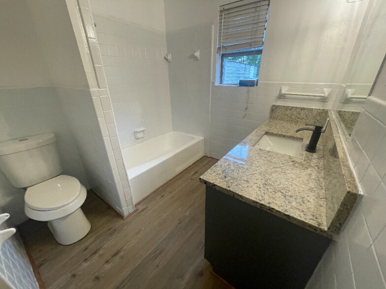 Building Photo - 1610 Dellis St