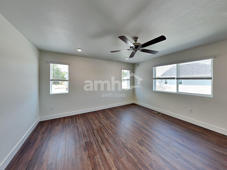 Building Photo - 804 S Oak St