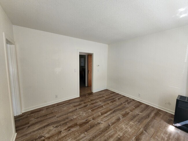 Building Photo - 2nd Ave 679-B