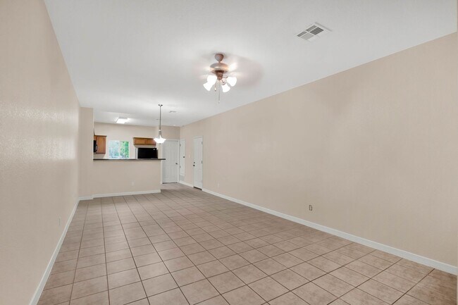Building Photo - Adorable 3 bedroom 2.5 bath condo in Easts...