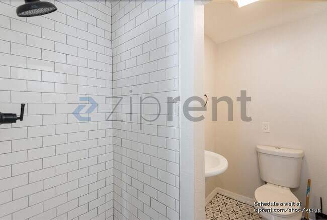 Building Photo - 909 E 28th Ave