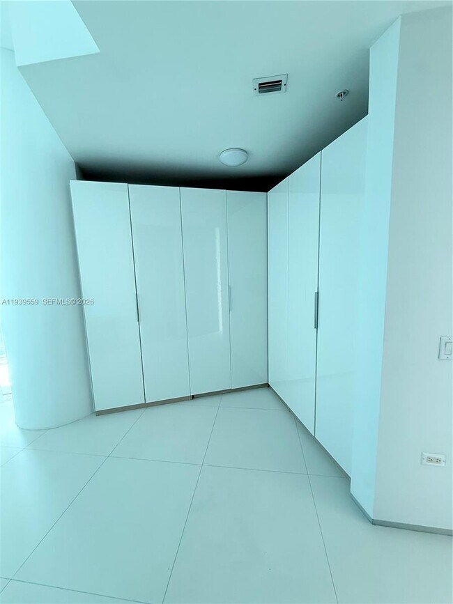 Building Photo - 480 NE 30th St