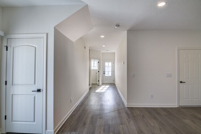 Building Photo - 3 Bedroom Town Home