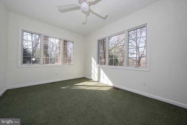 Building Photo - 933 Stoke Rd