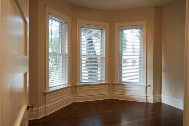 Building Photo - Recently Updated 3Bedroom 2Bath Condo