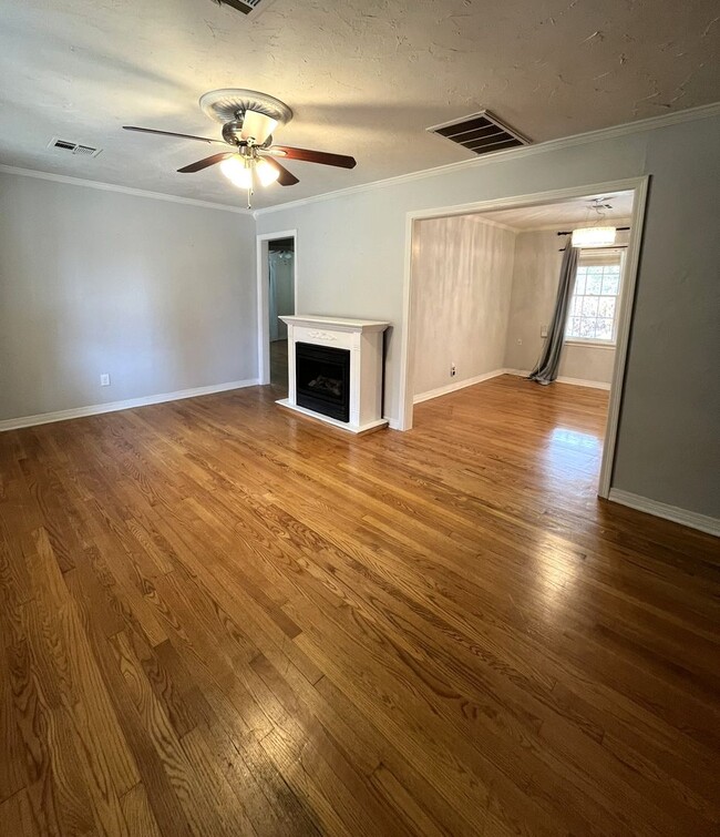 Building Photo - Cute 2 Bed 1 Bath in the Steve Pennington Addn