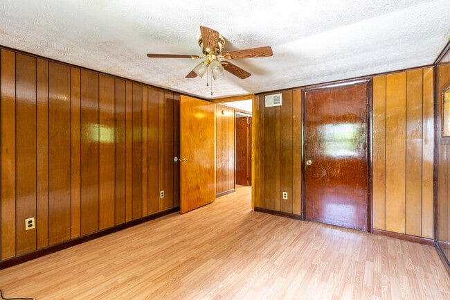 Building Photo - 513 Benton Cir