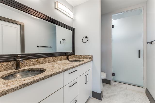 Building Photo - 2124 Charles Dr