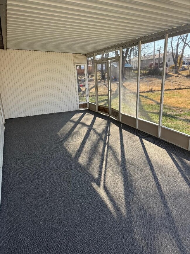 Building Photo - 709 Plaza Dr