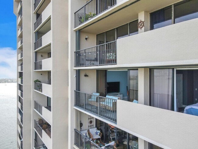 Building Photo - 5600 N Flagler Dr