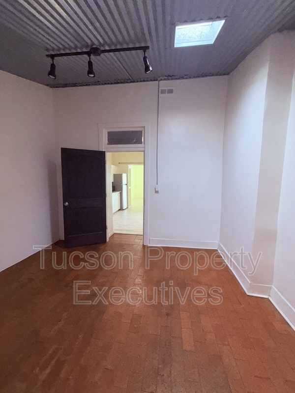 Building Photo - 343 S Convent Ave