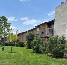 Building Photo - 9101 Country Creek St