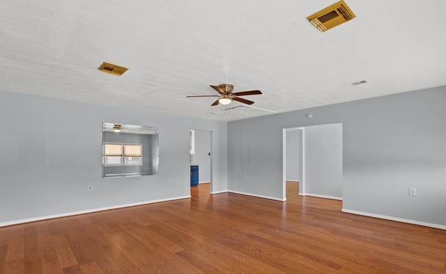 Building Photo - Great 3 Bedroom close to the Beach!