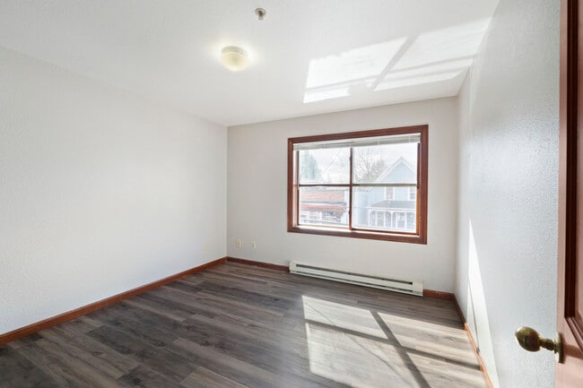 Building Photo - 403 1/2 Garfield St S-19