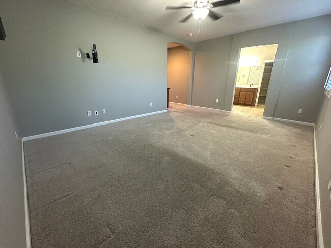 Building Photo - Gorgeous 4 Bedroom with Backyard Oasis wit...