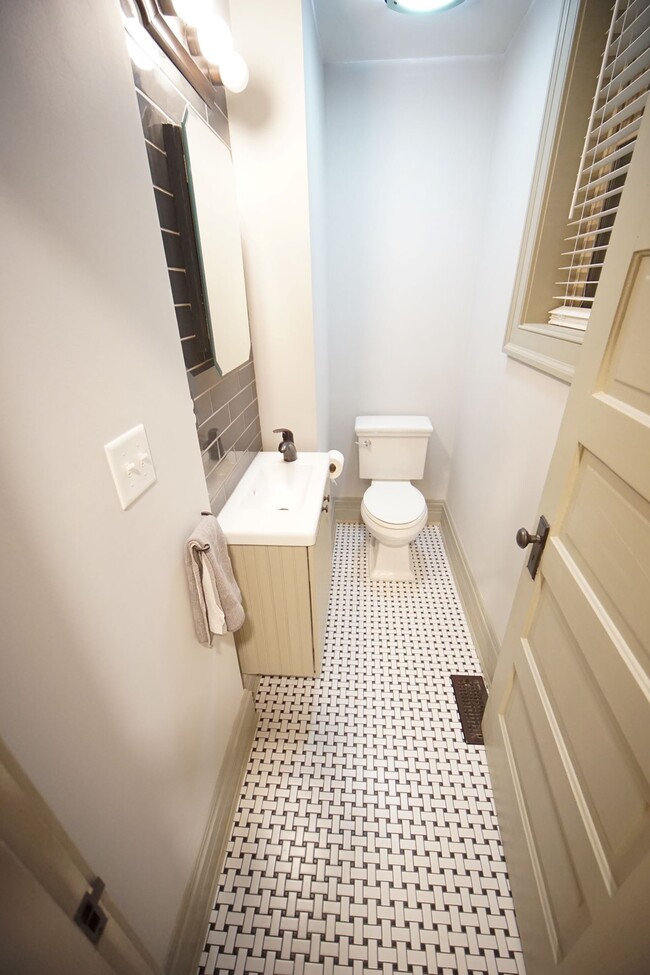 1st floor bathroom - 1295 Kutchins Pl