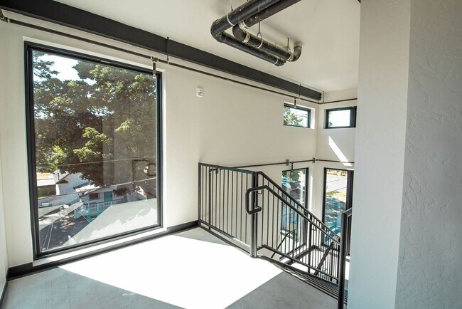 Building Photo - Modern Midtown Living | 2 Bed, 2 Bath Near...