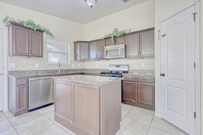 Building Photo - 14325 Woods Point Ave