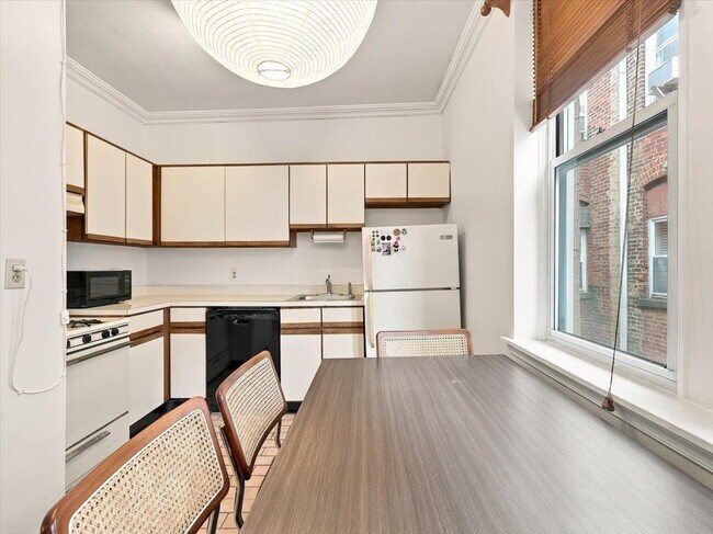 Building Photo - 711 Willow Ave