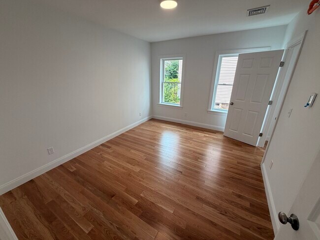 Building Photo - 33 Pleasant St